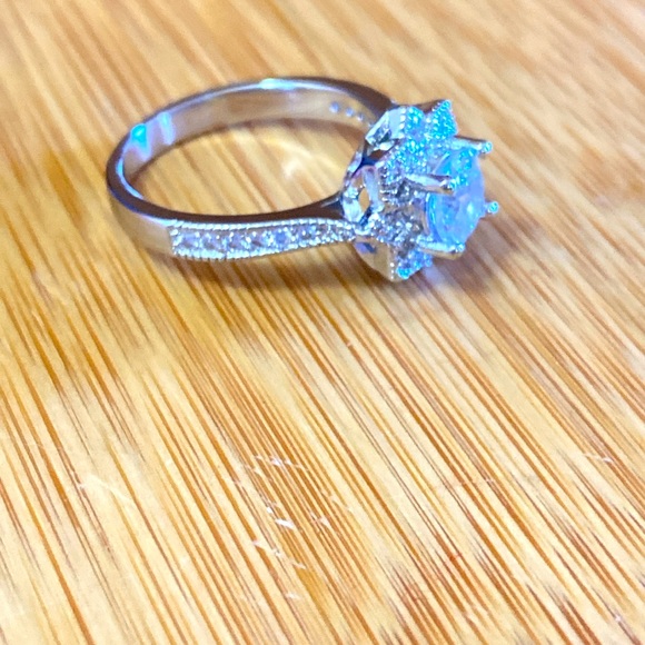 Sterling Flower shaped lab diamond ring - Picture 4 of 8